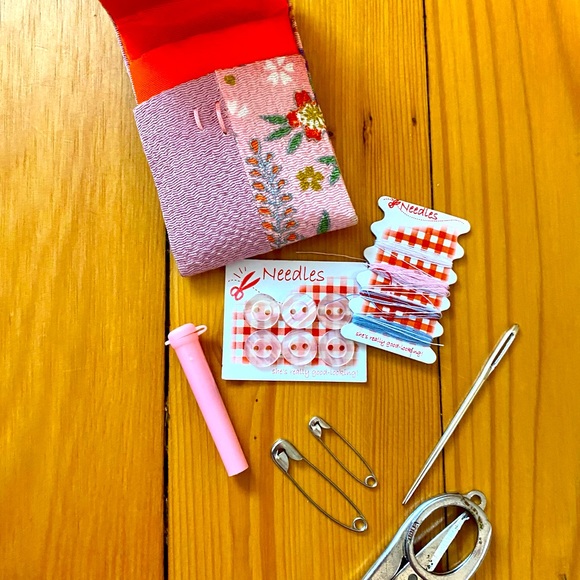 Japanese Silk Mini Sewing Kit for Pocket or Handbag - Picture 5 of 5